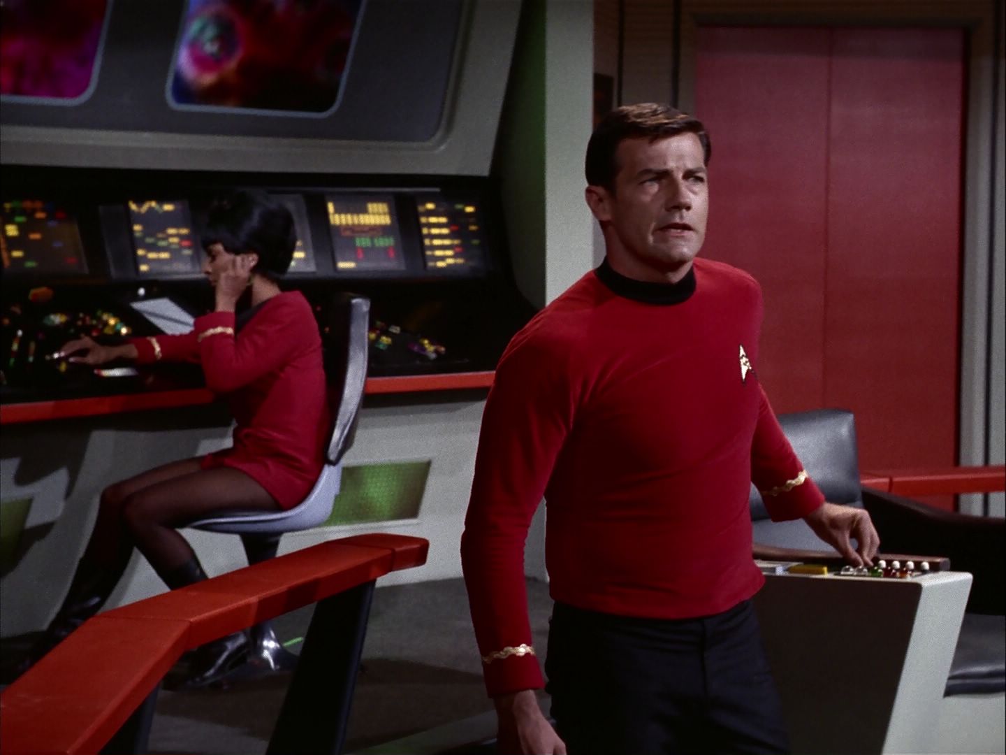 ariane179254_StarTrek_2x07_Catspaw_2040.jpg