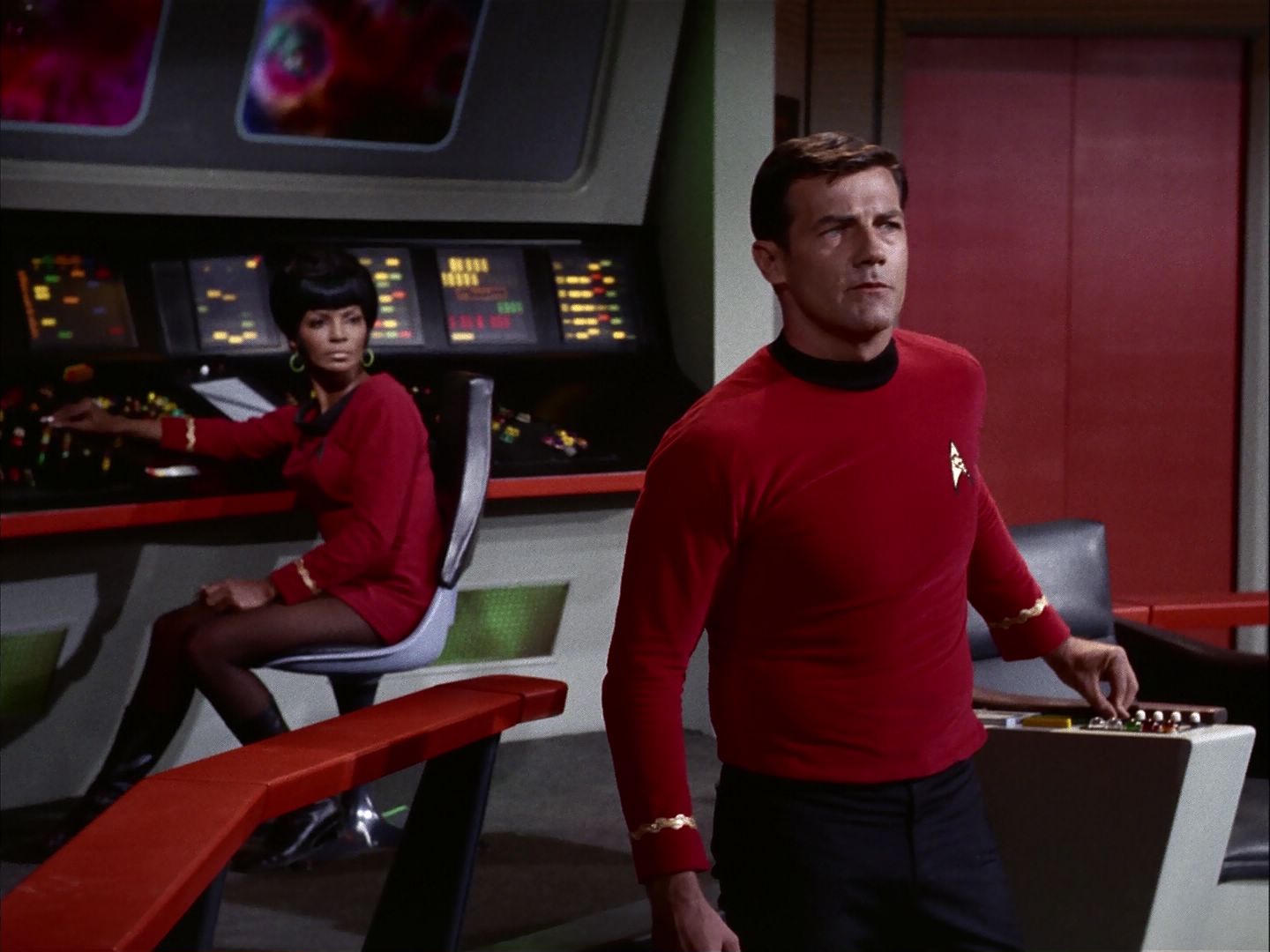 ariane179254_StarTrek_2x07_Catspaw_2043.jpg