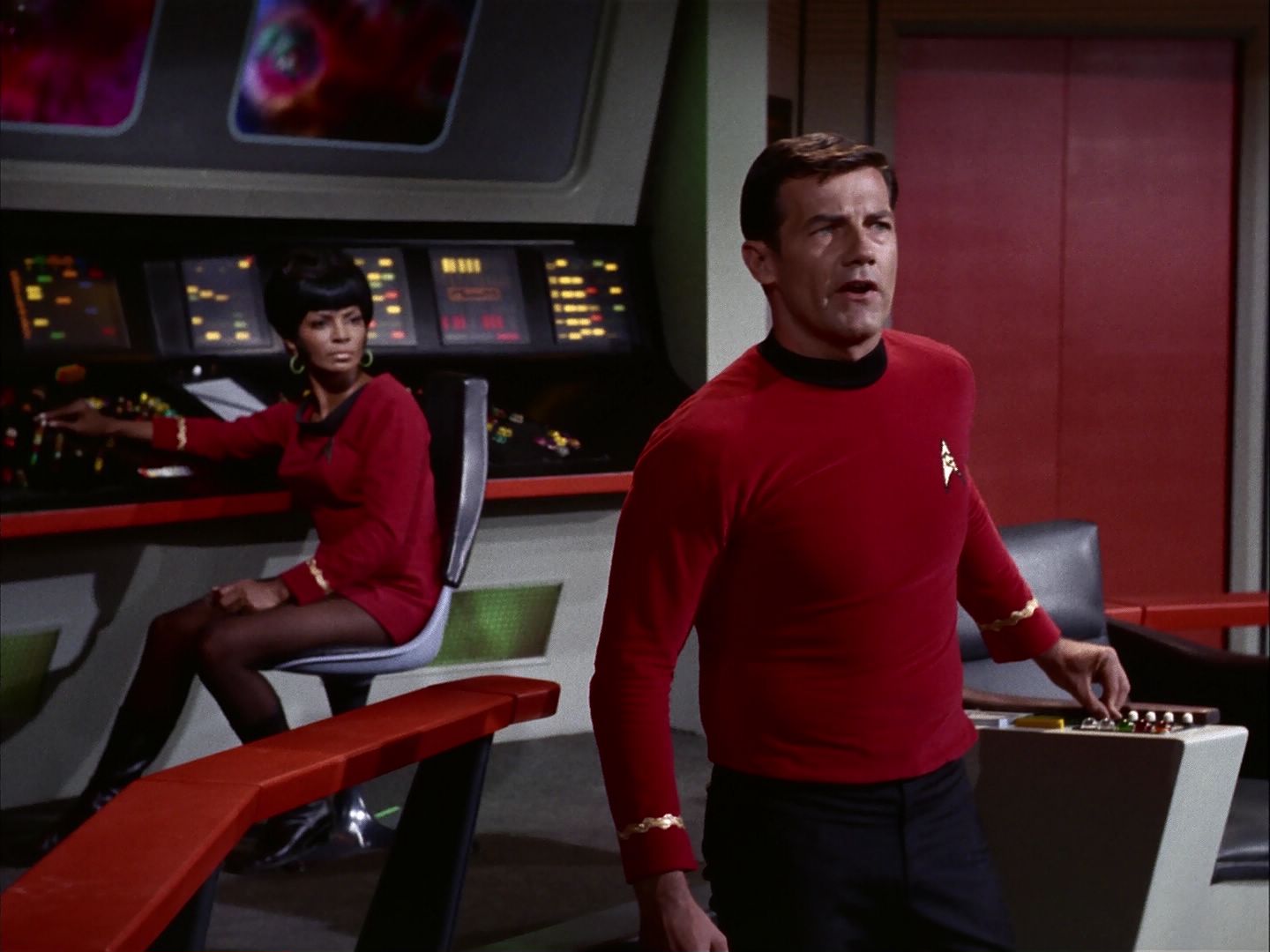 ariane179254_StarTrek_2x07_Catspaw_2044.jpg