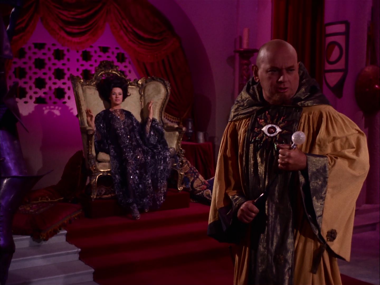 ariane179254_StarTrek_2x07_Catspaw_2294.jpg