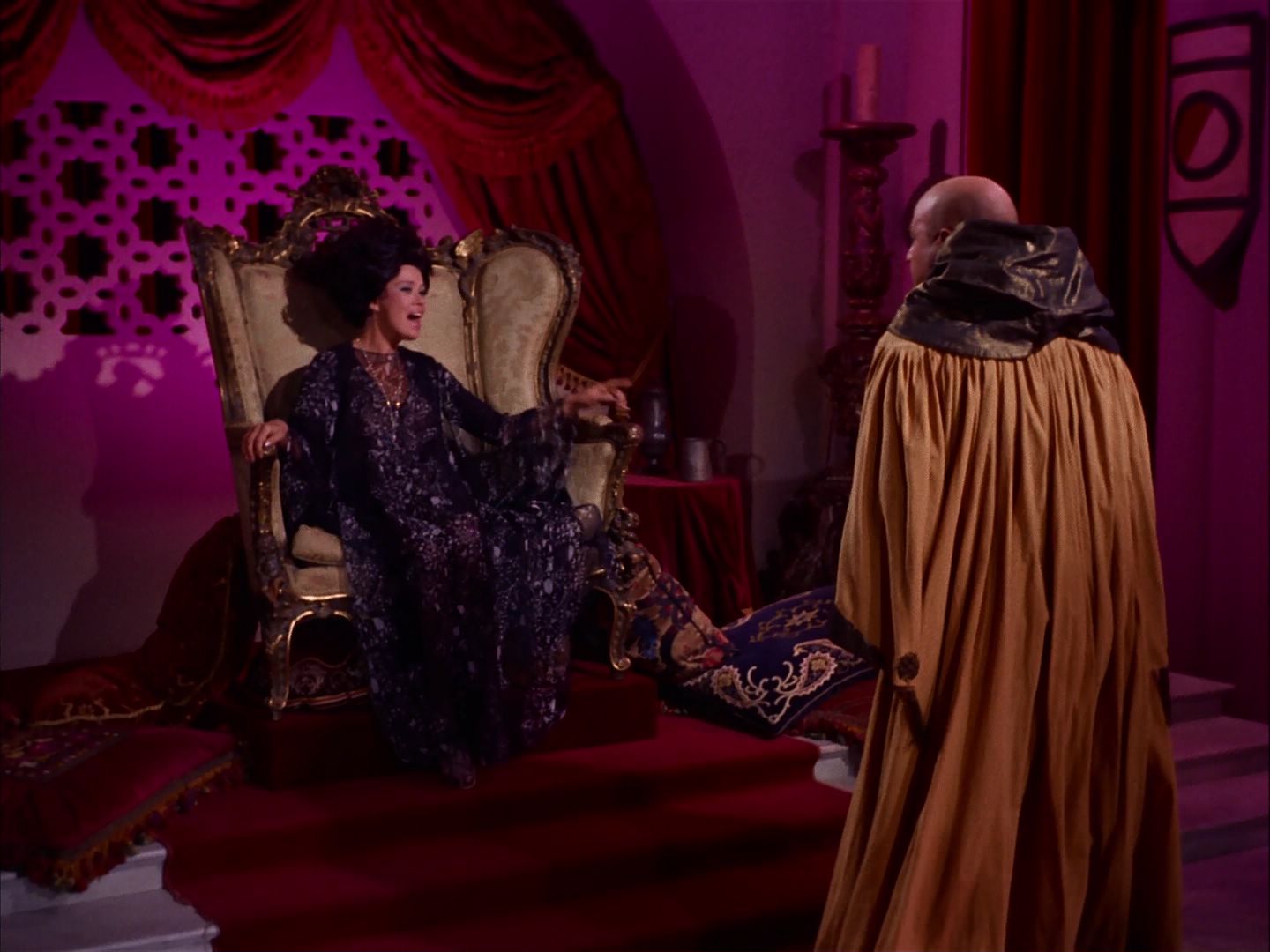 ariane179254_StarTrek_2x07_Catspaw_2304.jpg