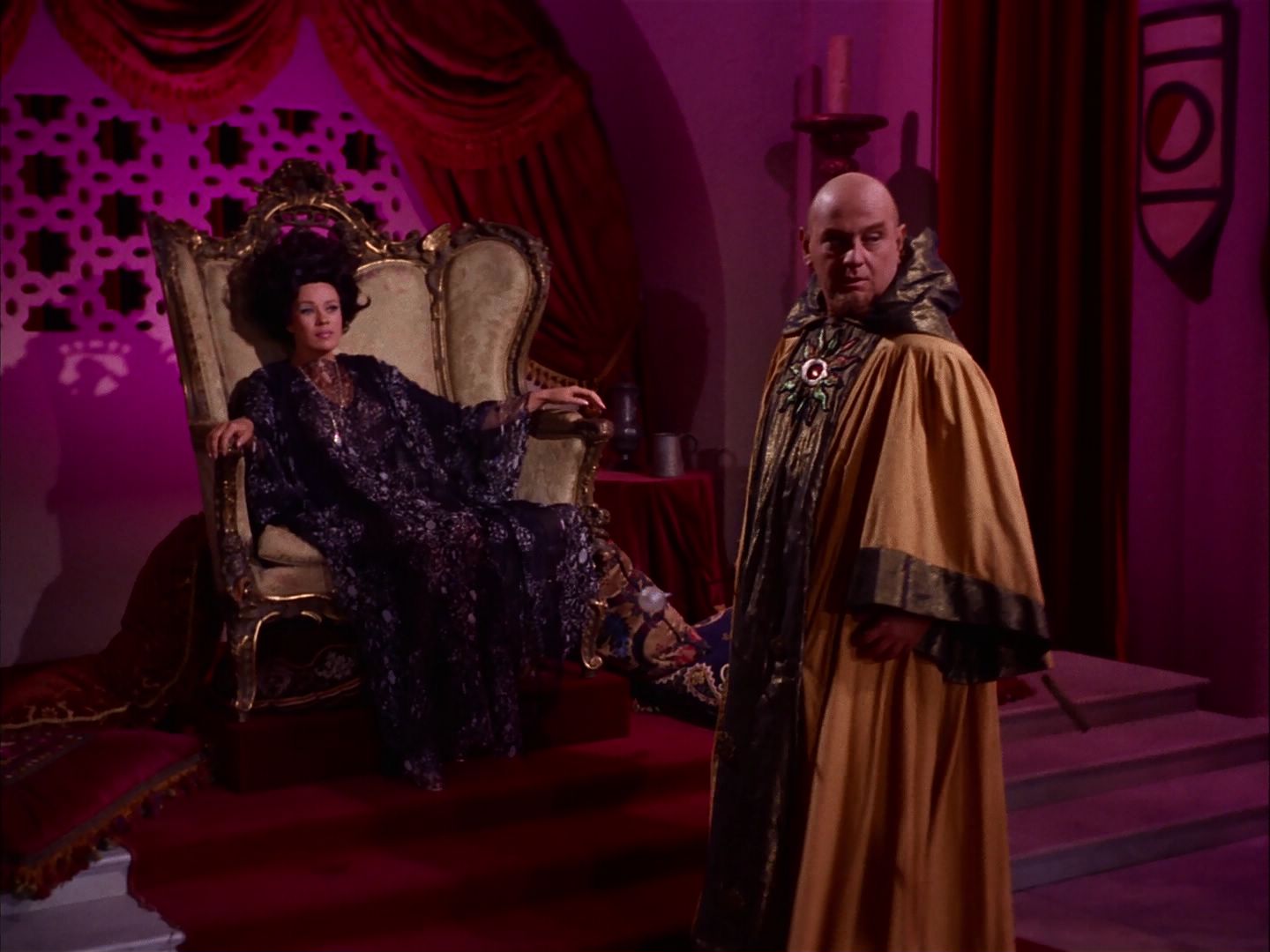 ariane179254_StarTrek_2x07_Catspaw_2334.jpg