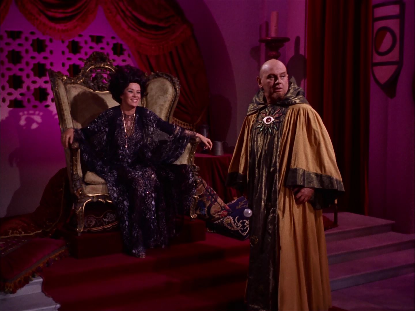 ariane179254_StarTrek_2x07_Catspaw_2336.jpg