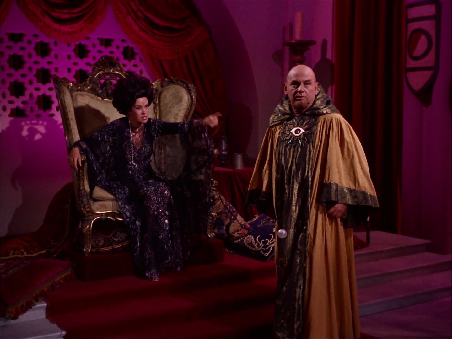 ariane179254_StarTrek_2x07_Catspaw_2346.jpg