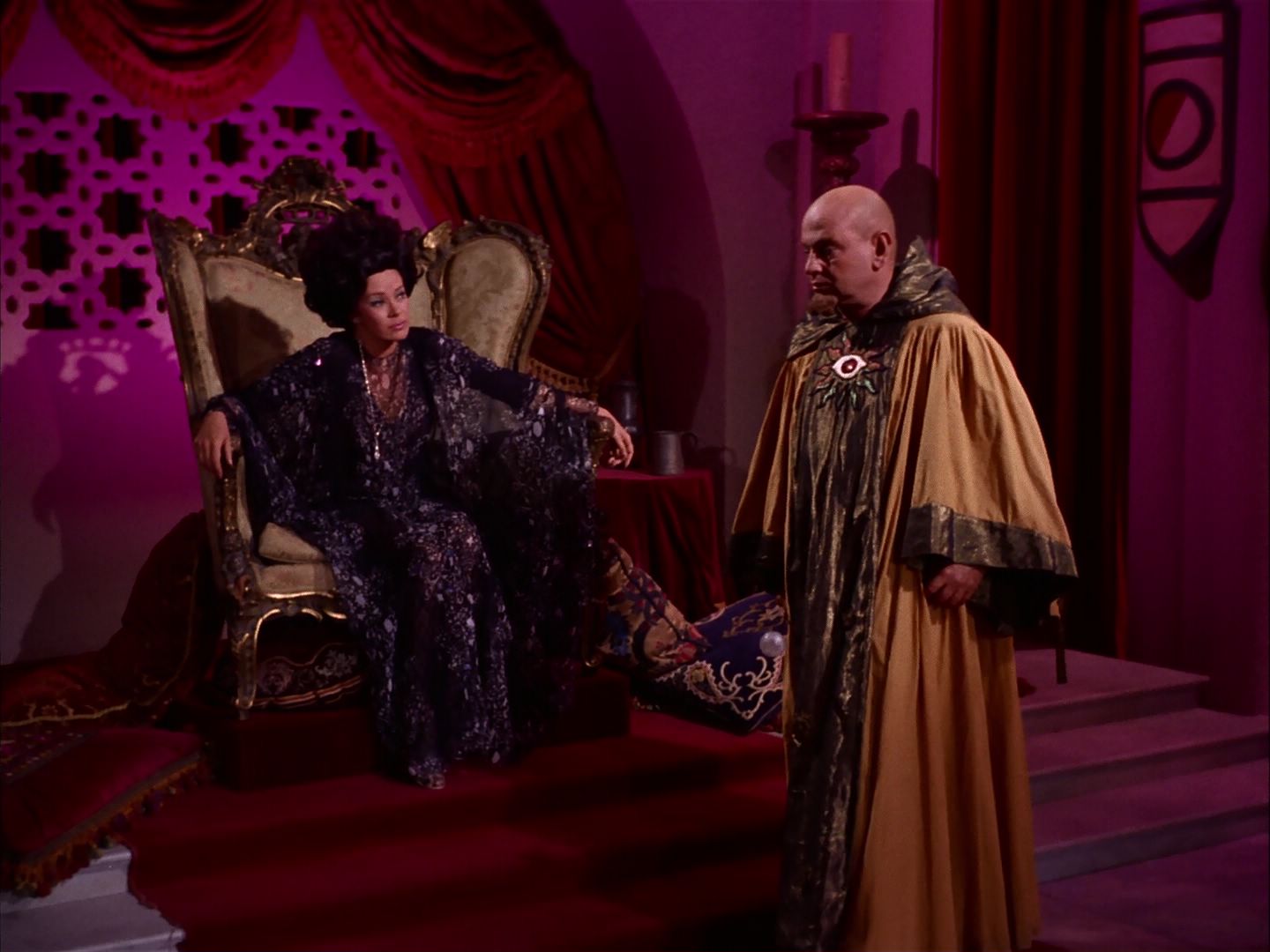 ariane179254_StarTrek_2x07_Catspaw_2349.jpg