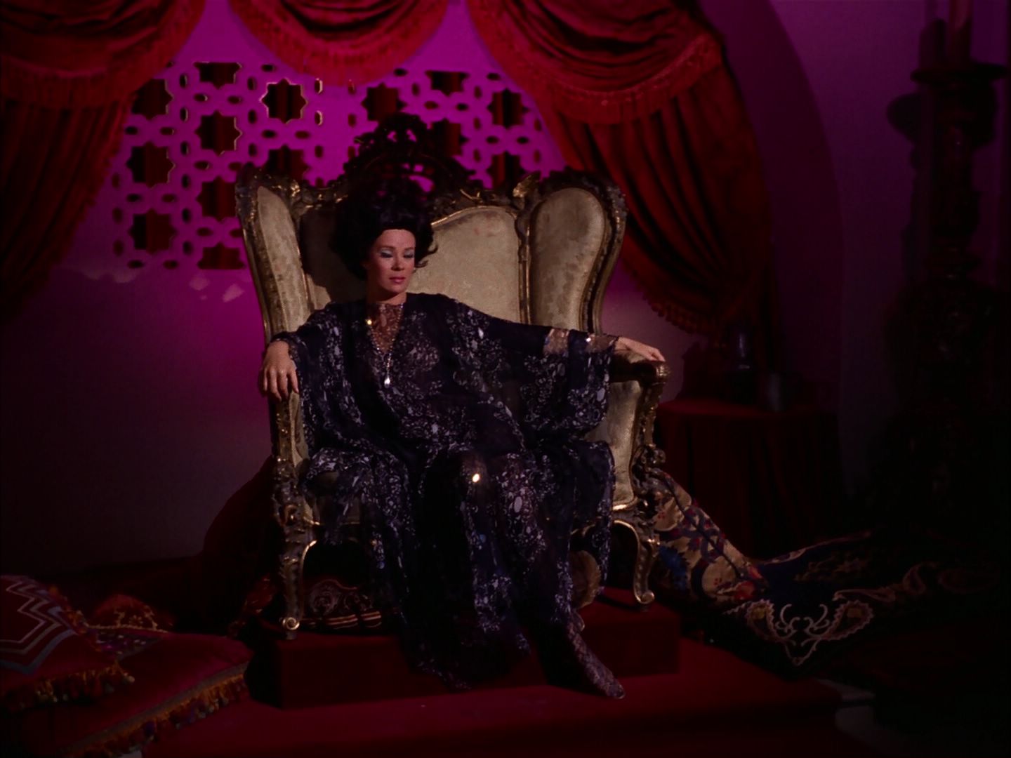 ariane179254_StarTrek_2x07_Catspaw_2385.jpg