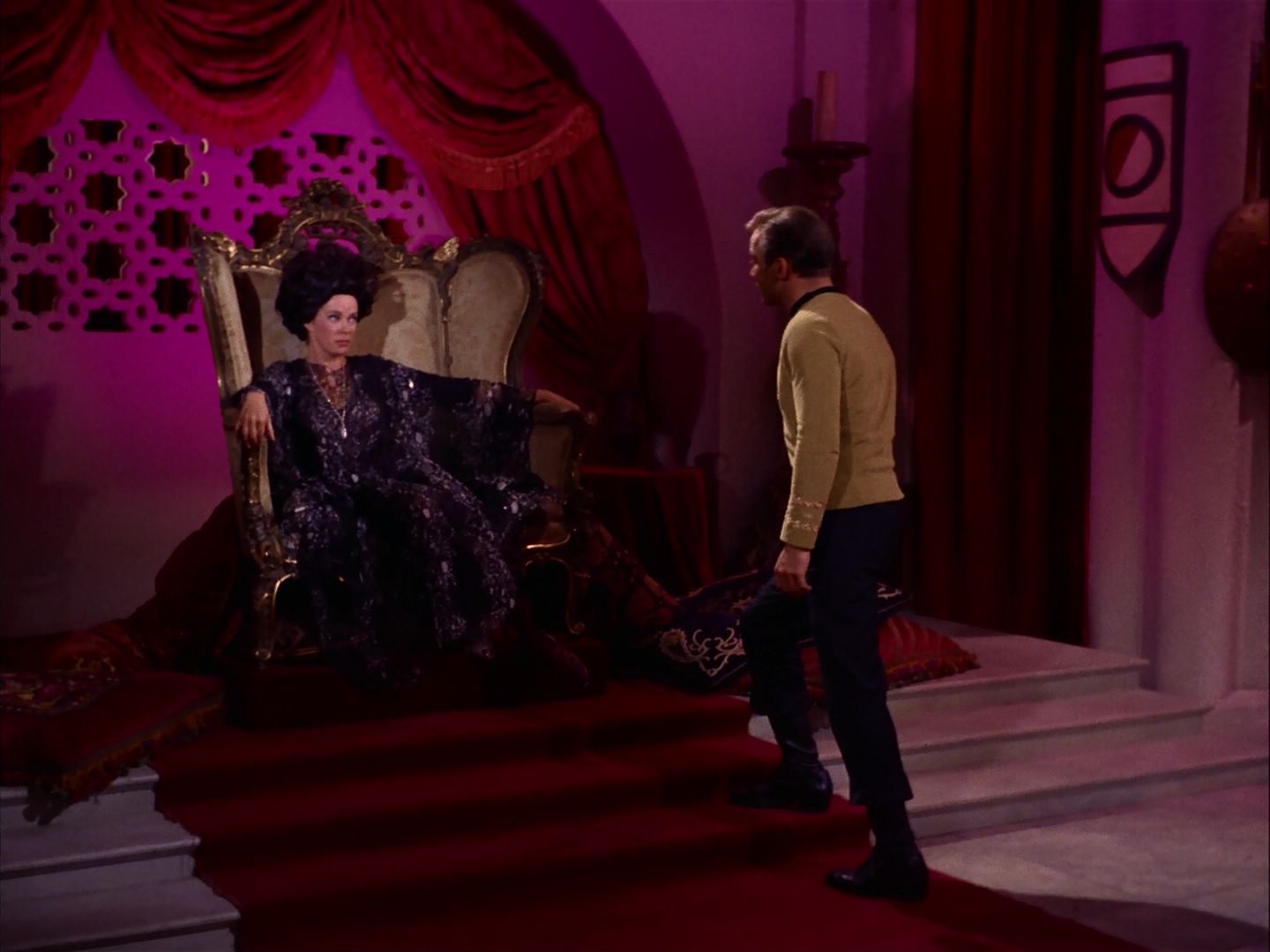 ariane179254_StarTrek_2x07_Catspaw_2397.jpg