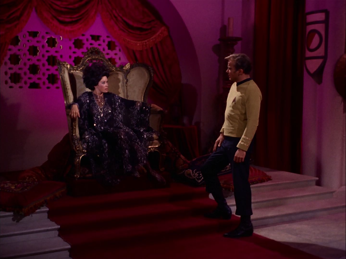 ariane179254_StarTrek_2x07_Catspaw_2399.jpg