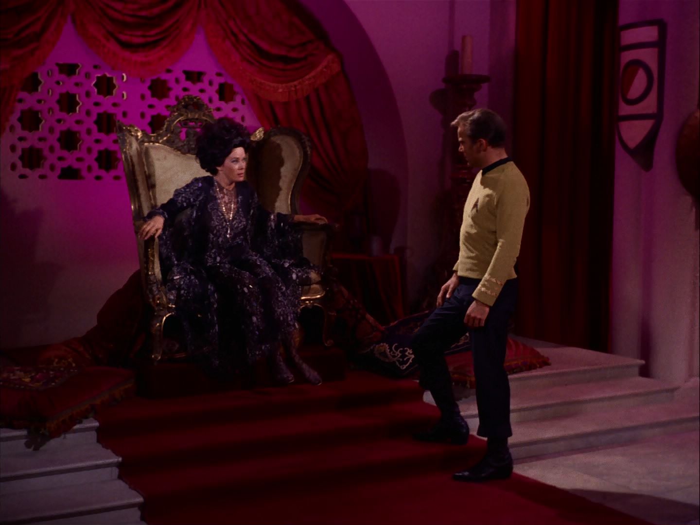 ariane179254_StarTrek_2x07_Catspaw_2401.jpg