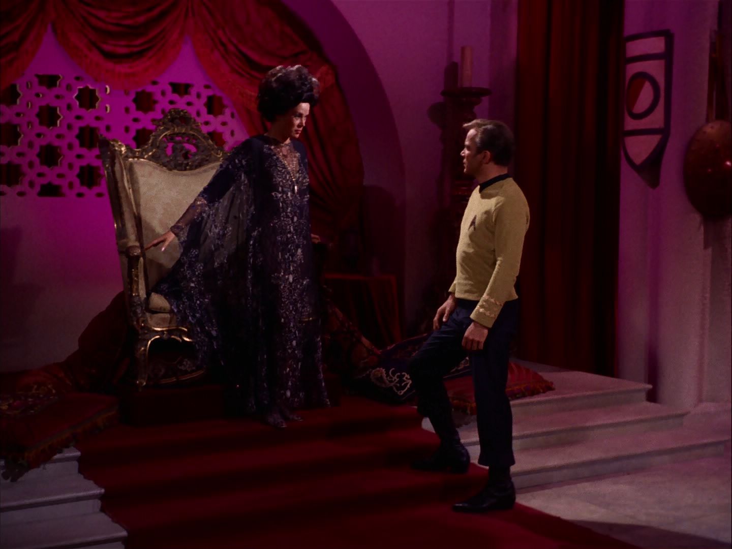 ariane179254_StarTrek_2x07_Catspaw_2409.jpg