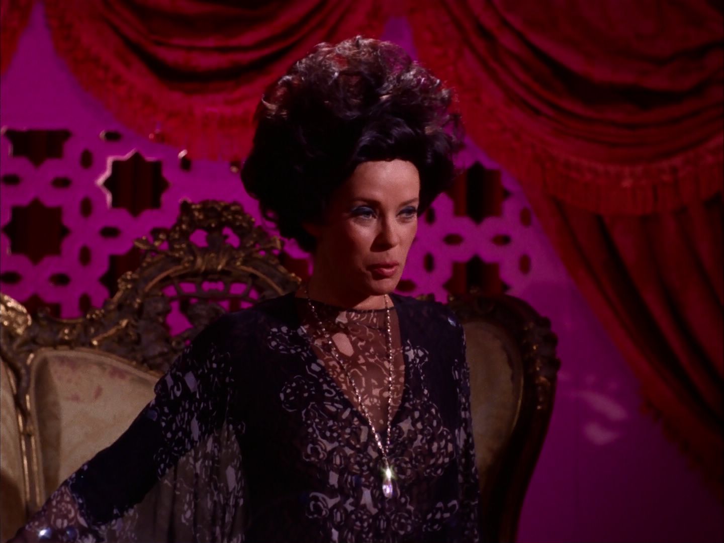 ariane179254_StarTrek_2x07_Catspaw_2424.jpg