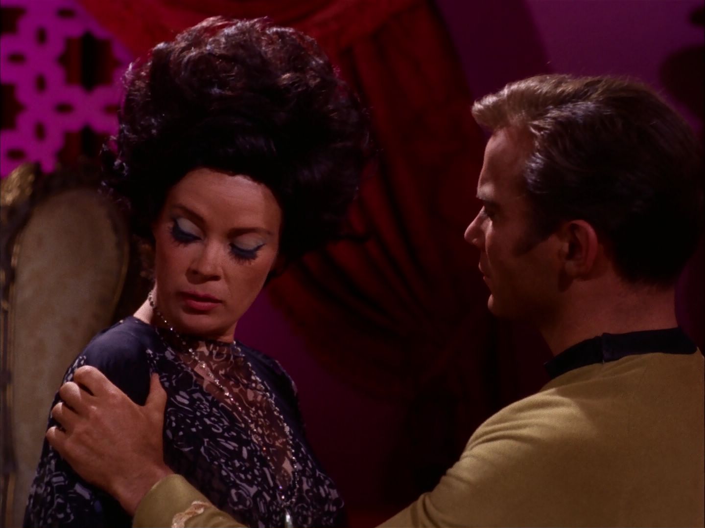 ariane179254_StarTrek_2x07_Catspaw_2466.jpg