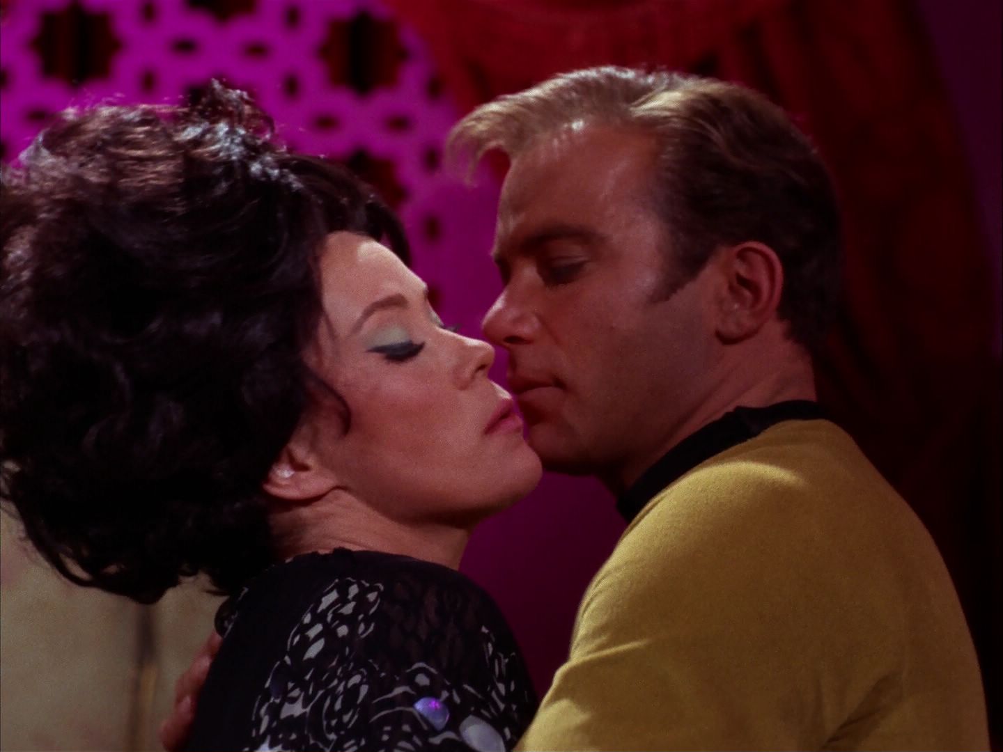 ariane179254_StarTrek_2x07_Catspaw_2639.jpg