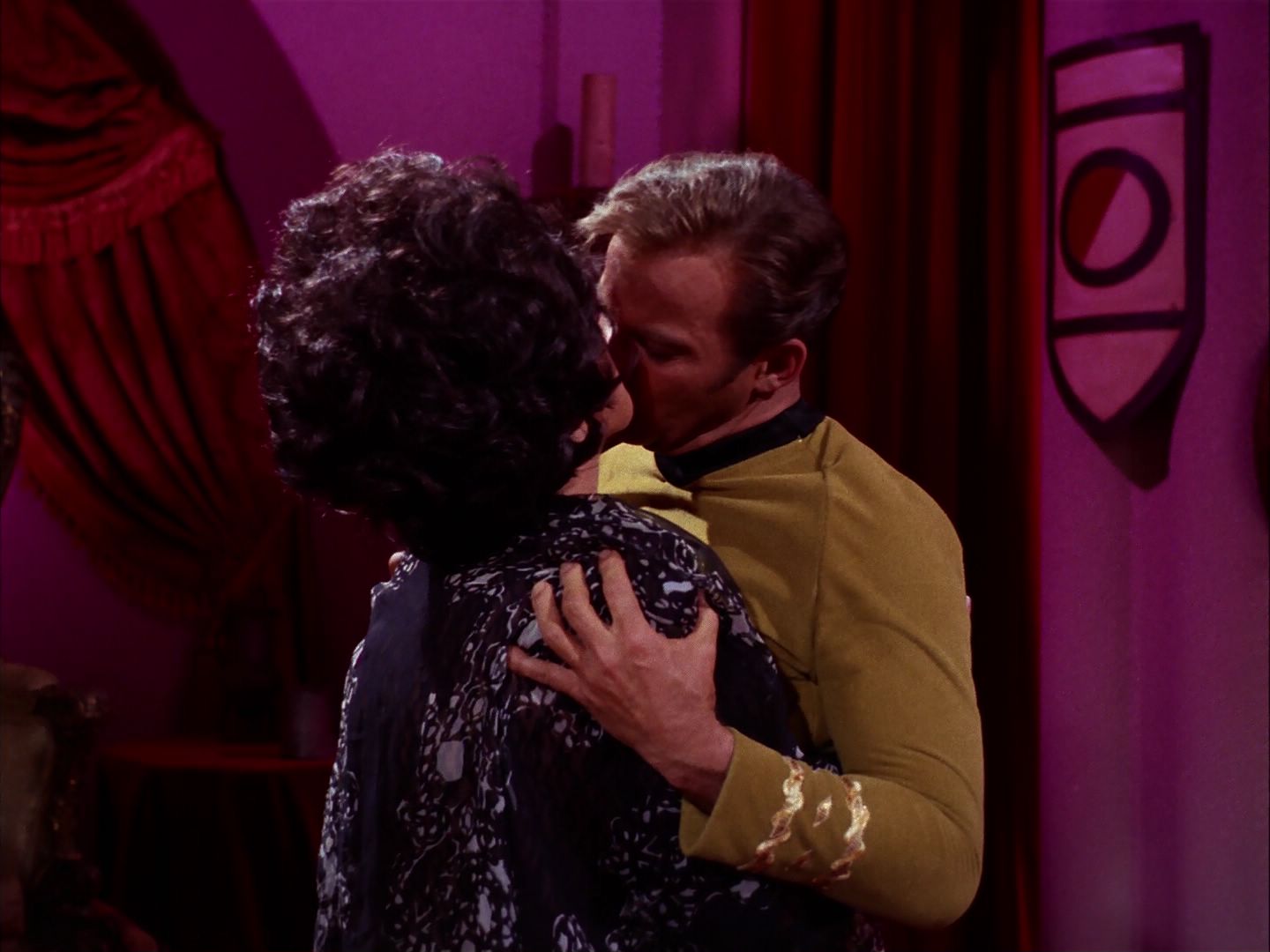 ariane179254_StarTrek_2x07_Catspaw_2662.jpg