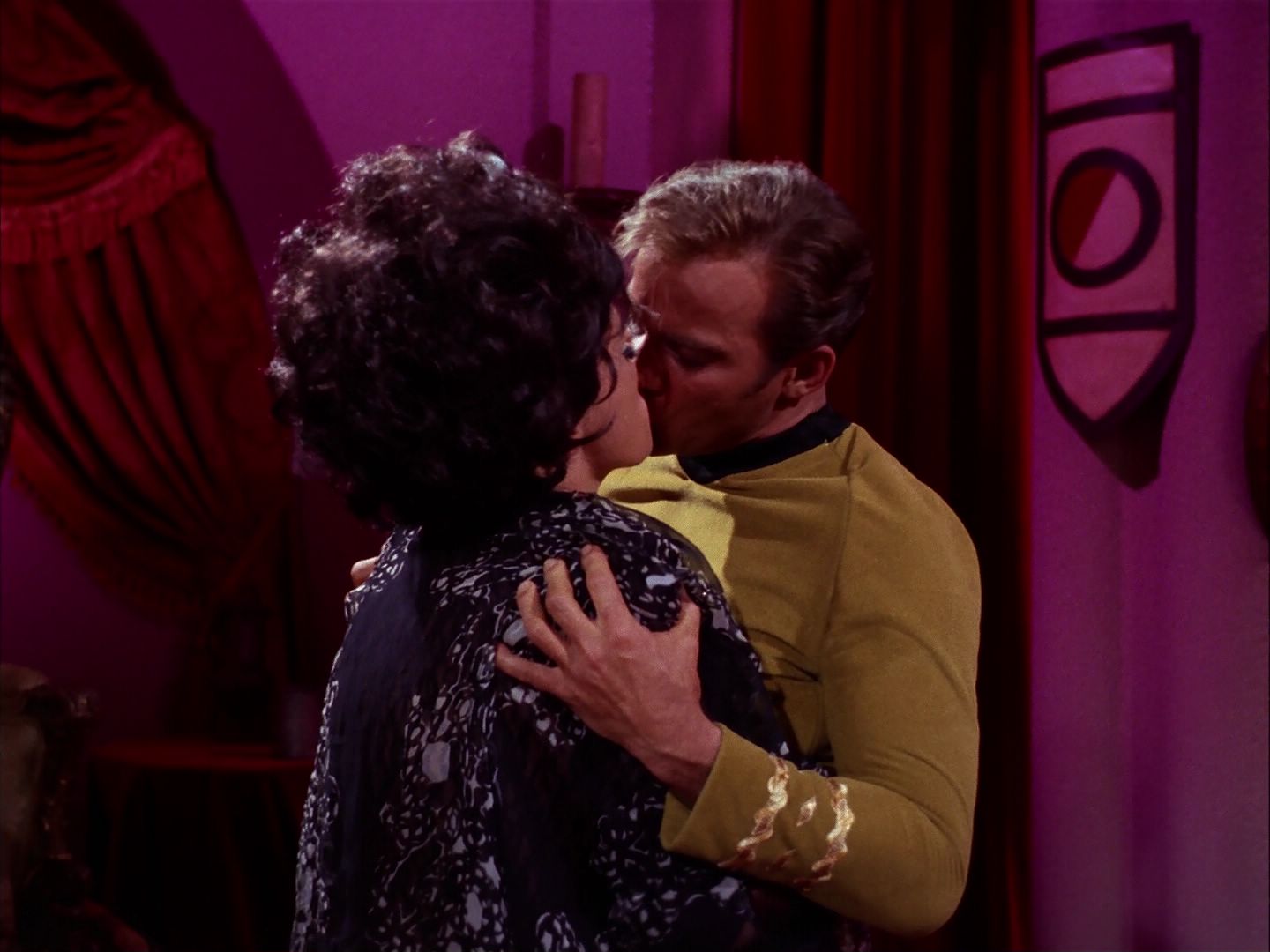 ariane179254_StarTrek_2x07_Catspaw_2664.jpg