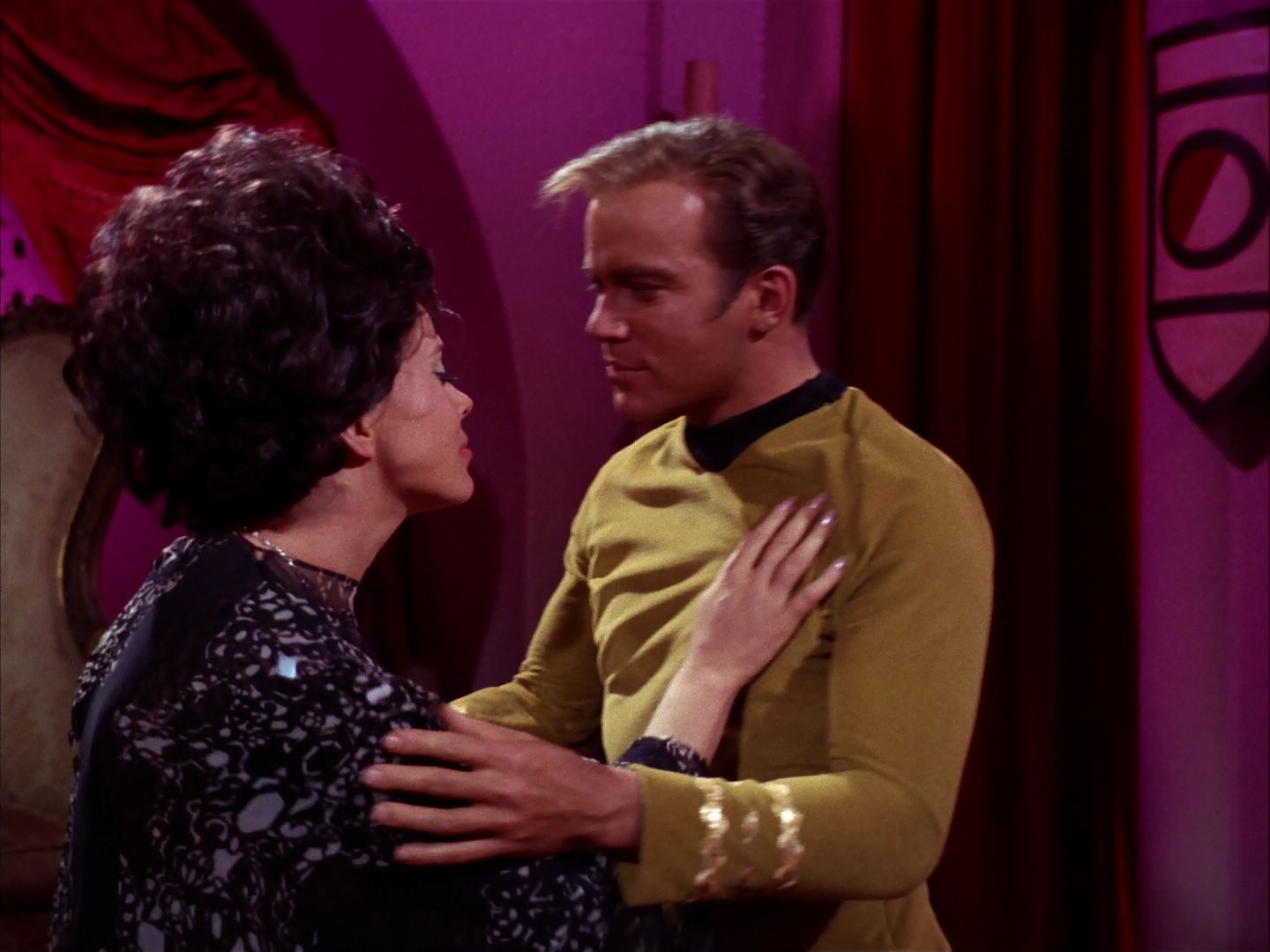 ariane179254_StarTrek_2x07_Catspaw_2666.jpg