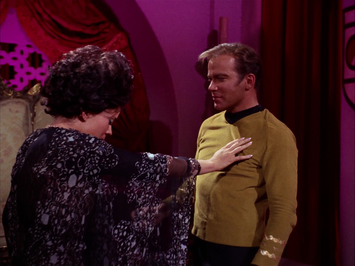 ariane179254_StarTrek_2x07_Catspaw_2667.jpg