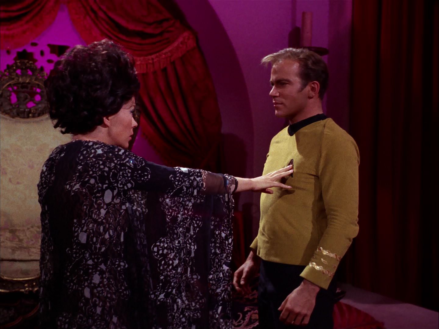ariane179254_StarTrek_2x07_Catspaw_2671.jpg