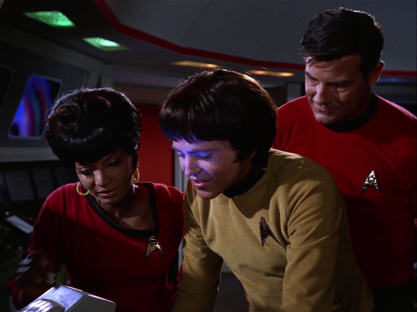 ariane179254_StarTrek_2x07_Catspaw_2745.jpg