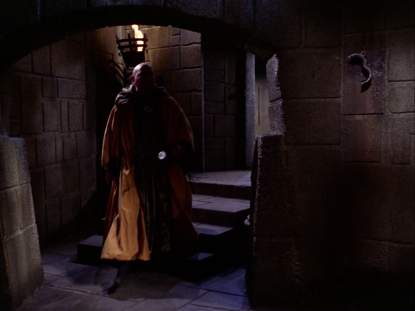 ariane179254_StarTrek_2x07_Catspaw_2760.jpg