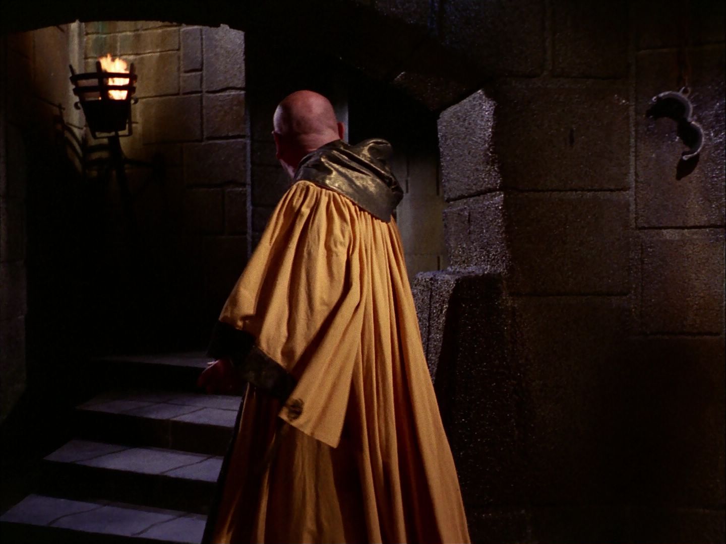 ariane179254_StarTrek_2x07_Catspaw_2831.jpg