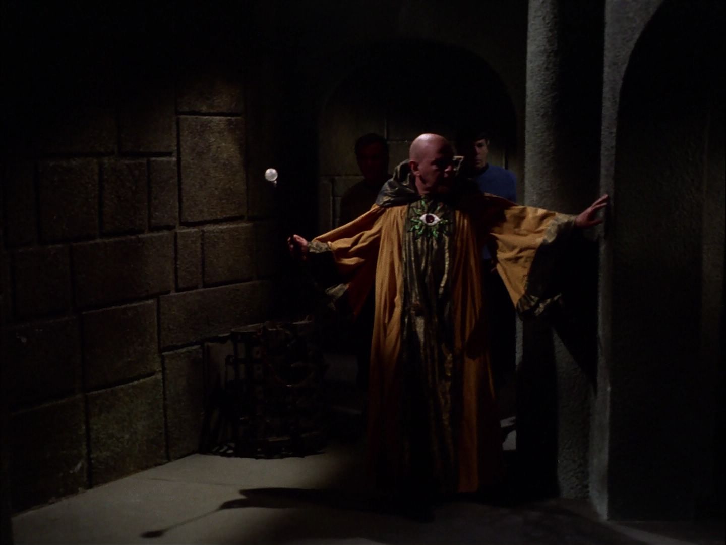 ariane179254_StarTrek_2x07_Catspaw_2856.jpg