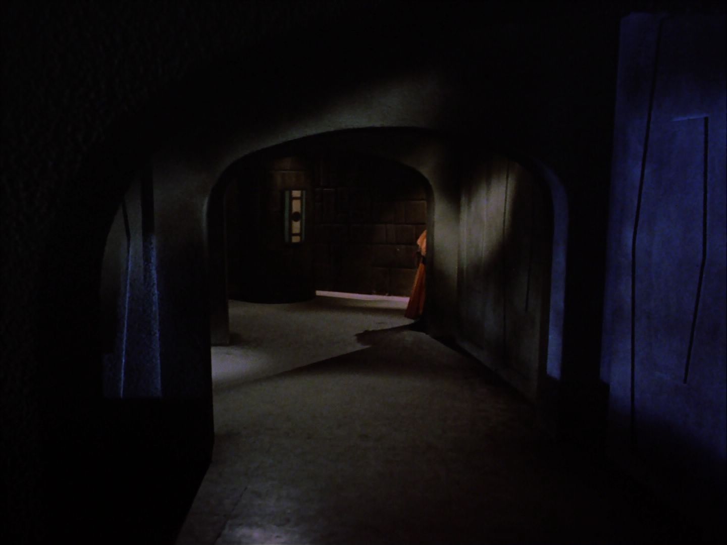 ariane179254_StarTrek_2x07_Catspaw_2935.jpg