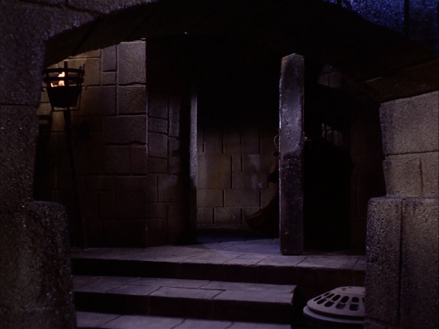 ariane179254_StarTrek_2x07_Catspaw_2944.jpg