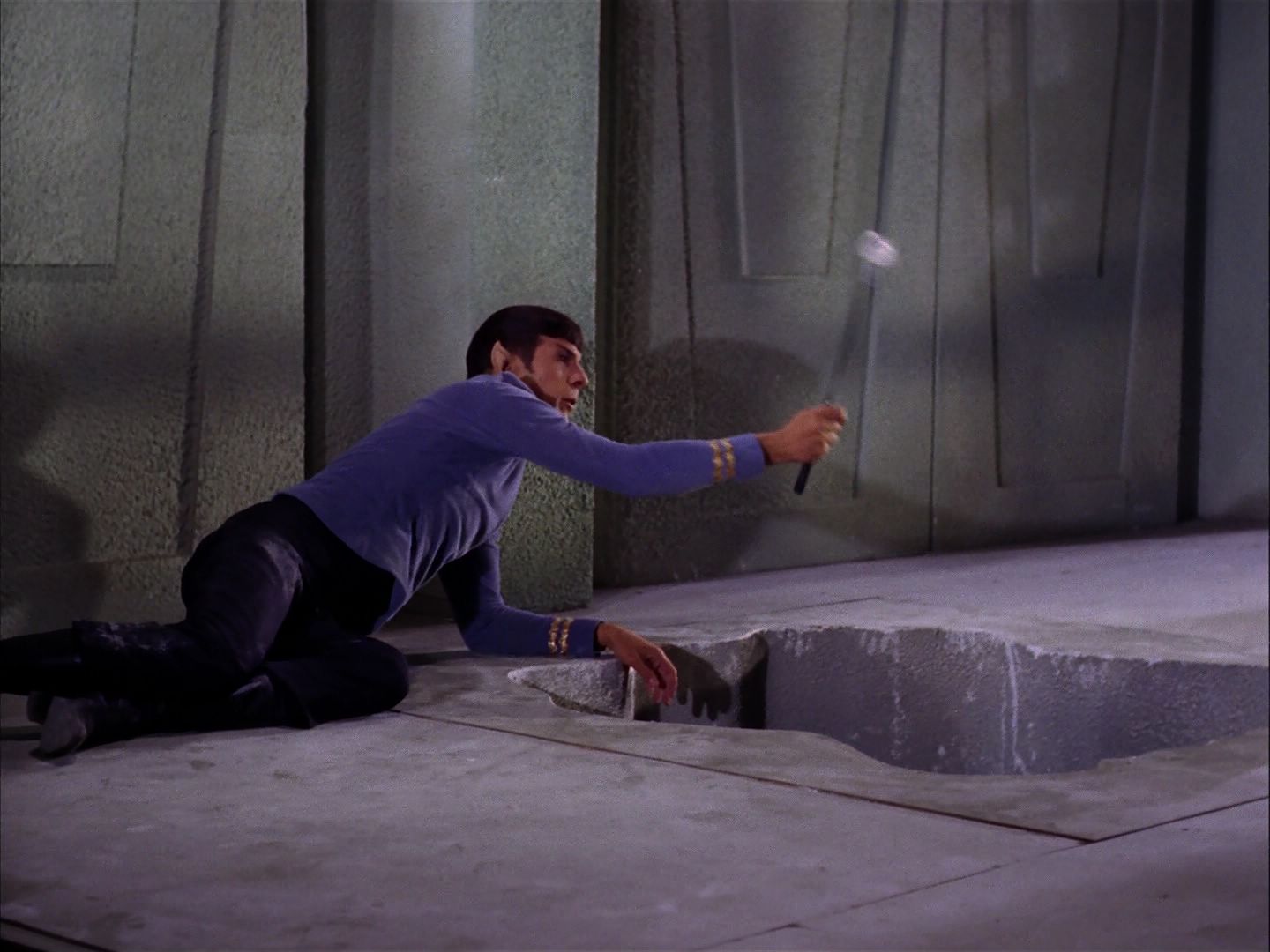 ariane179254_StarTrek_2x07_Catspaw_3031.jpg