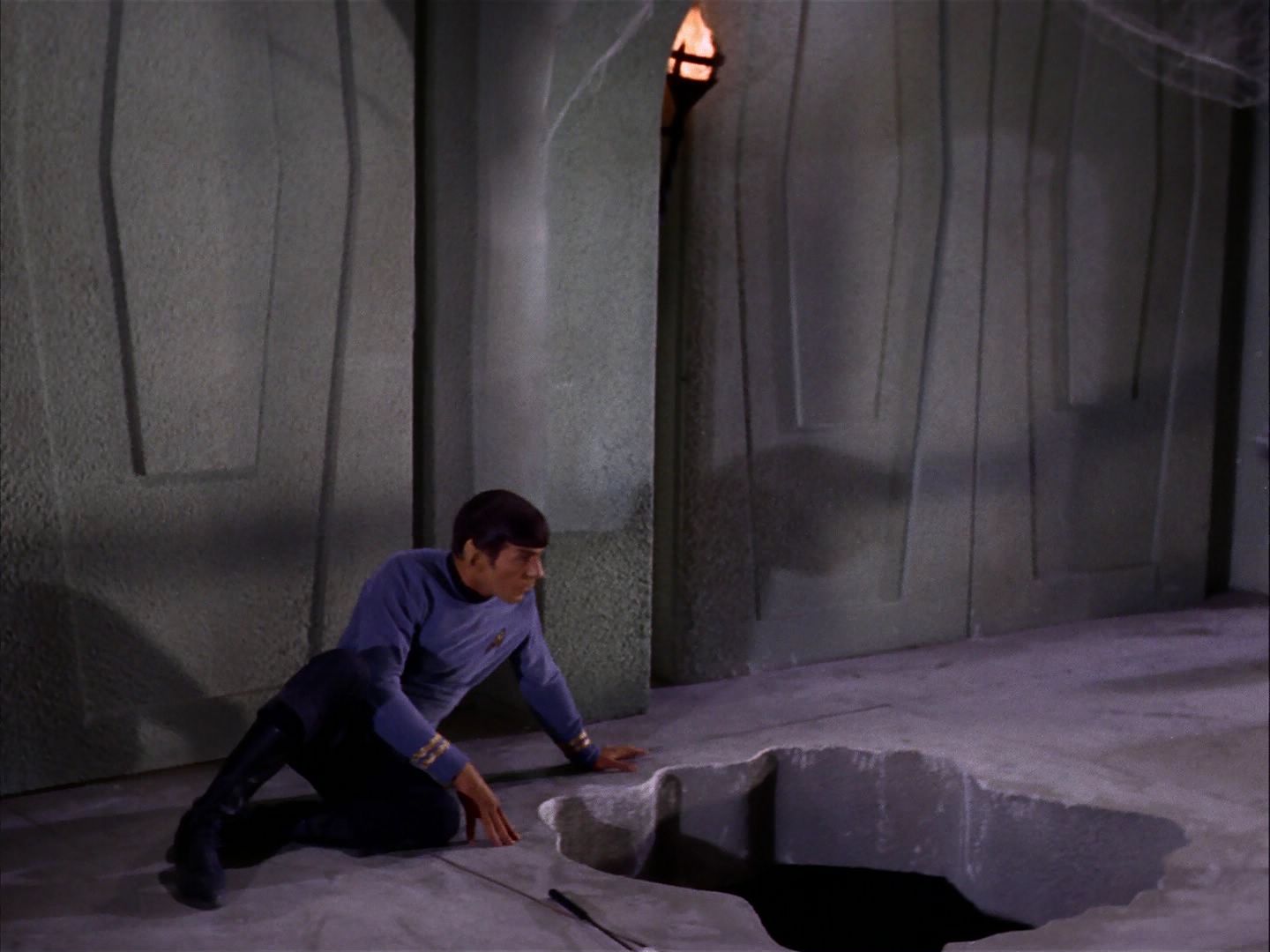 ariane179254_StarTrek_2x07_Catspaw_3058.jpg