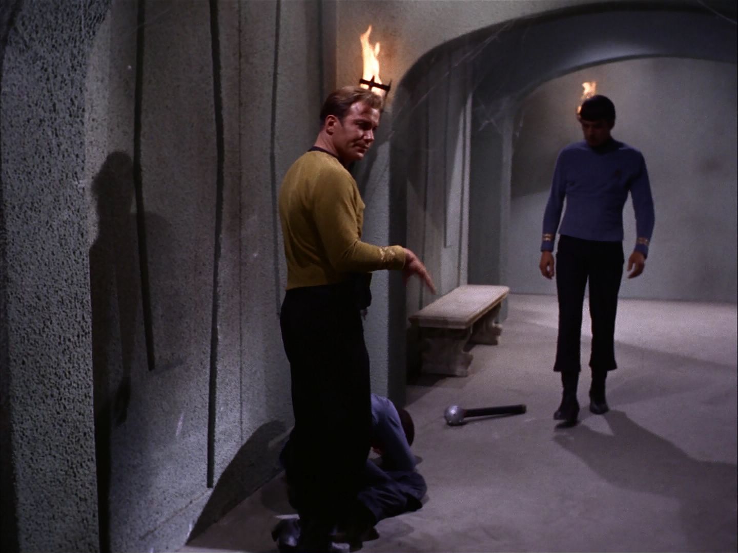 ariane179254_StarTrek_2x07_Catspaw_3107.jpg
