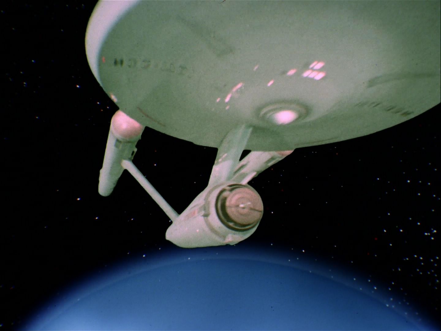 ariane179254_StarTrek_2x07_Catspaw_3385.jpg