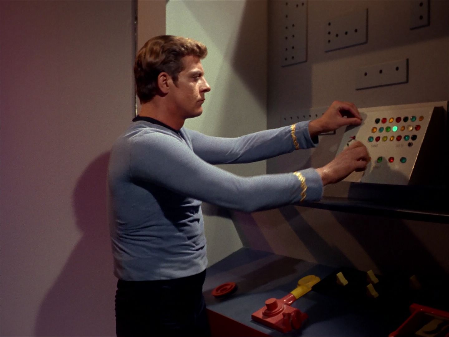 ariane179254_StarTrek_2x08_IMudd_0103.jpg