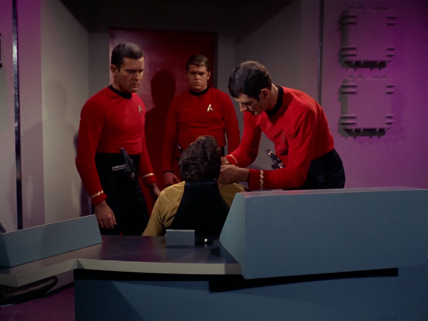 ariane179254_StarTrek_2x08_IMudd_0174.jpg