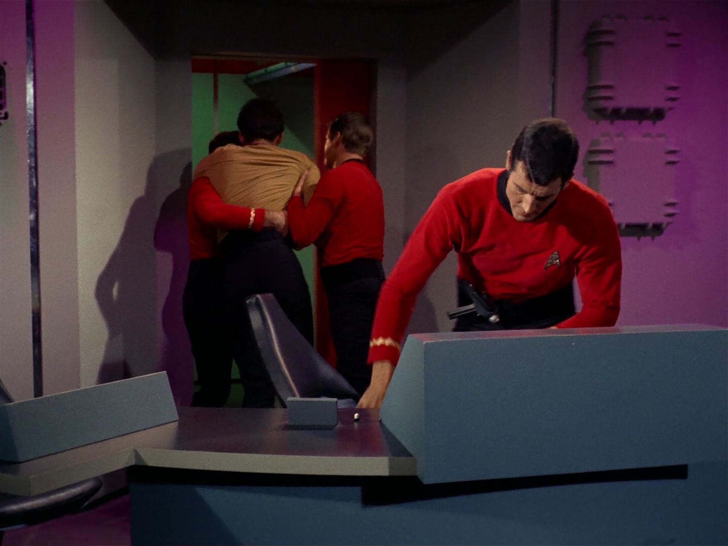 ariane179254_StarTrek_2x08_IMudd_0178.jpg