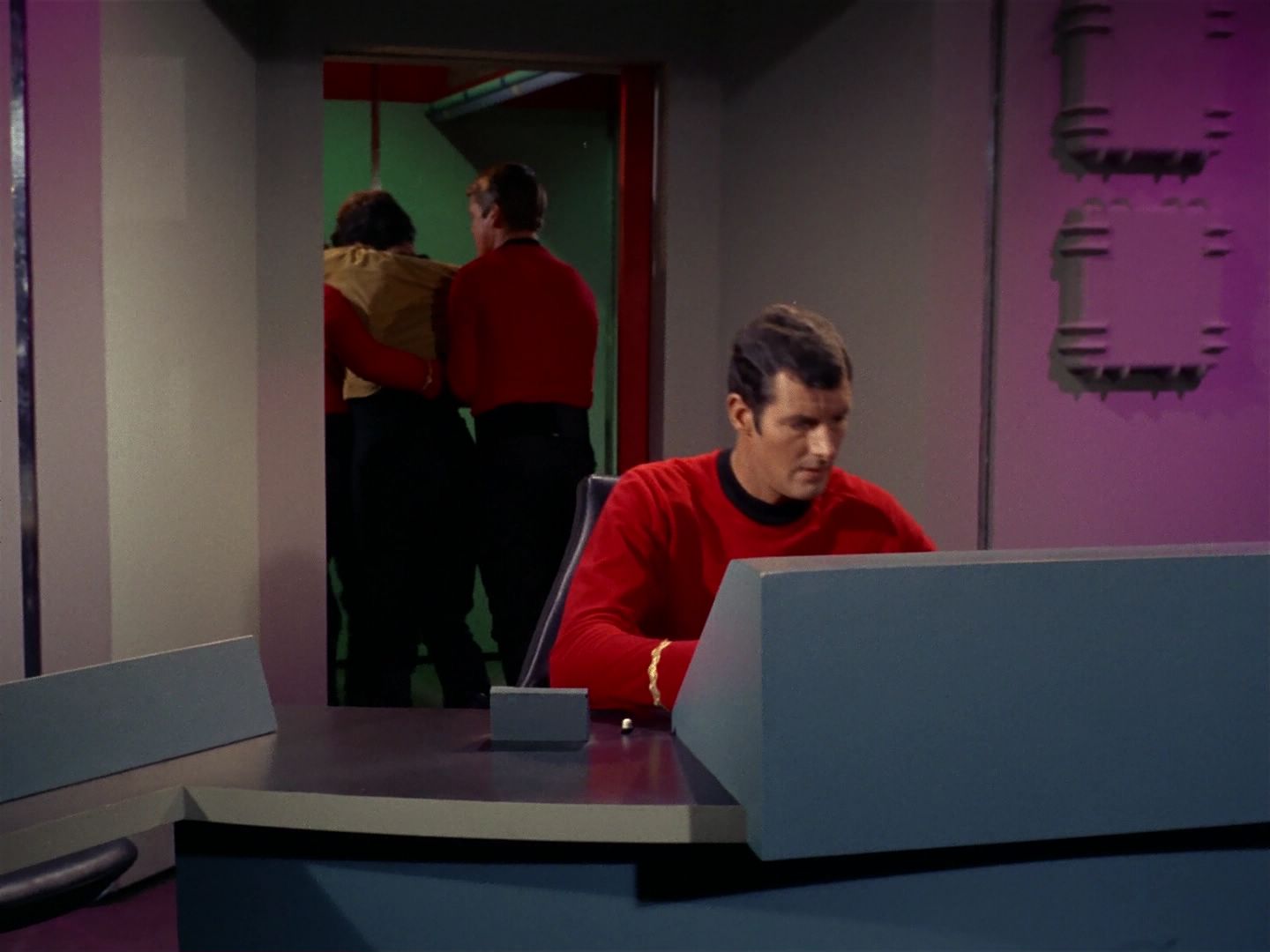 ariane179254_StarTrek_2x08_IMudd_0179.jpg