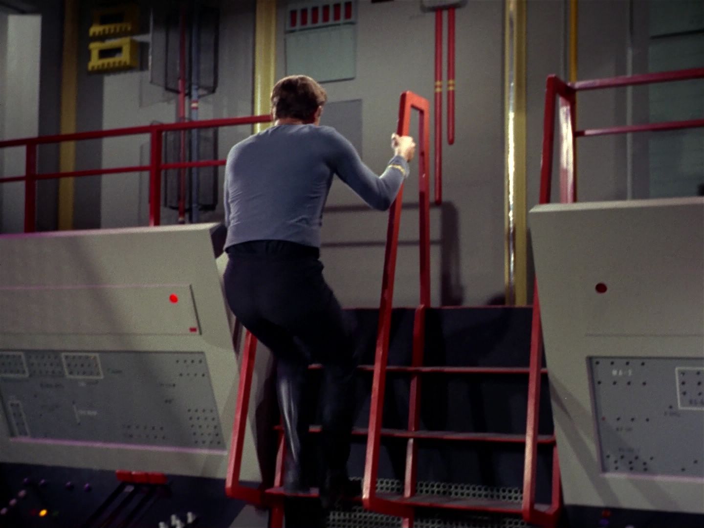 ariane179254_StarTrek_2x08_IMudd_0270.jpg