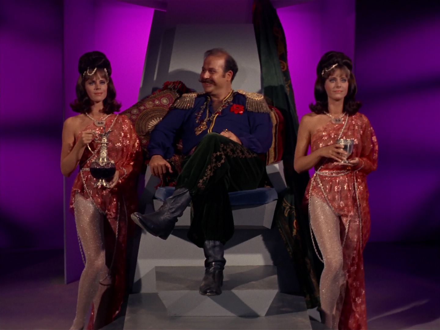 ariane179254_StarTrek_2x08_IMudd_0828.jpg