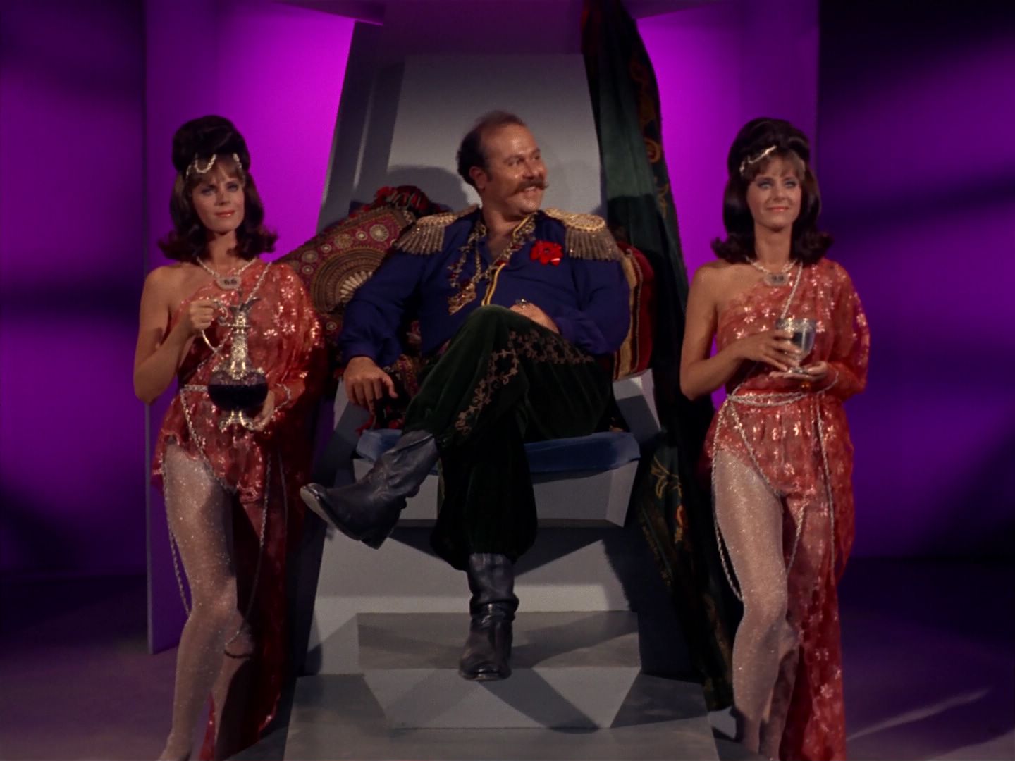 ariane179254_StarTrek_2x08_IMudd_0833.jpg