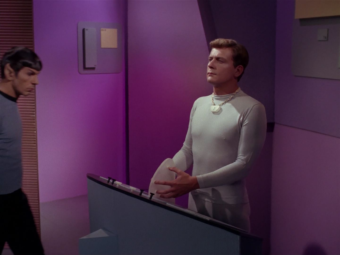 ariane179254_StarTrek_2x08_IMudd_1393.jpg