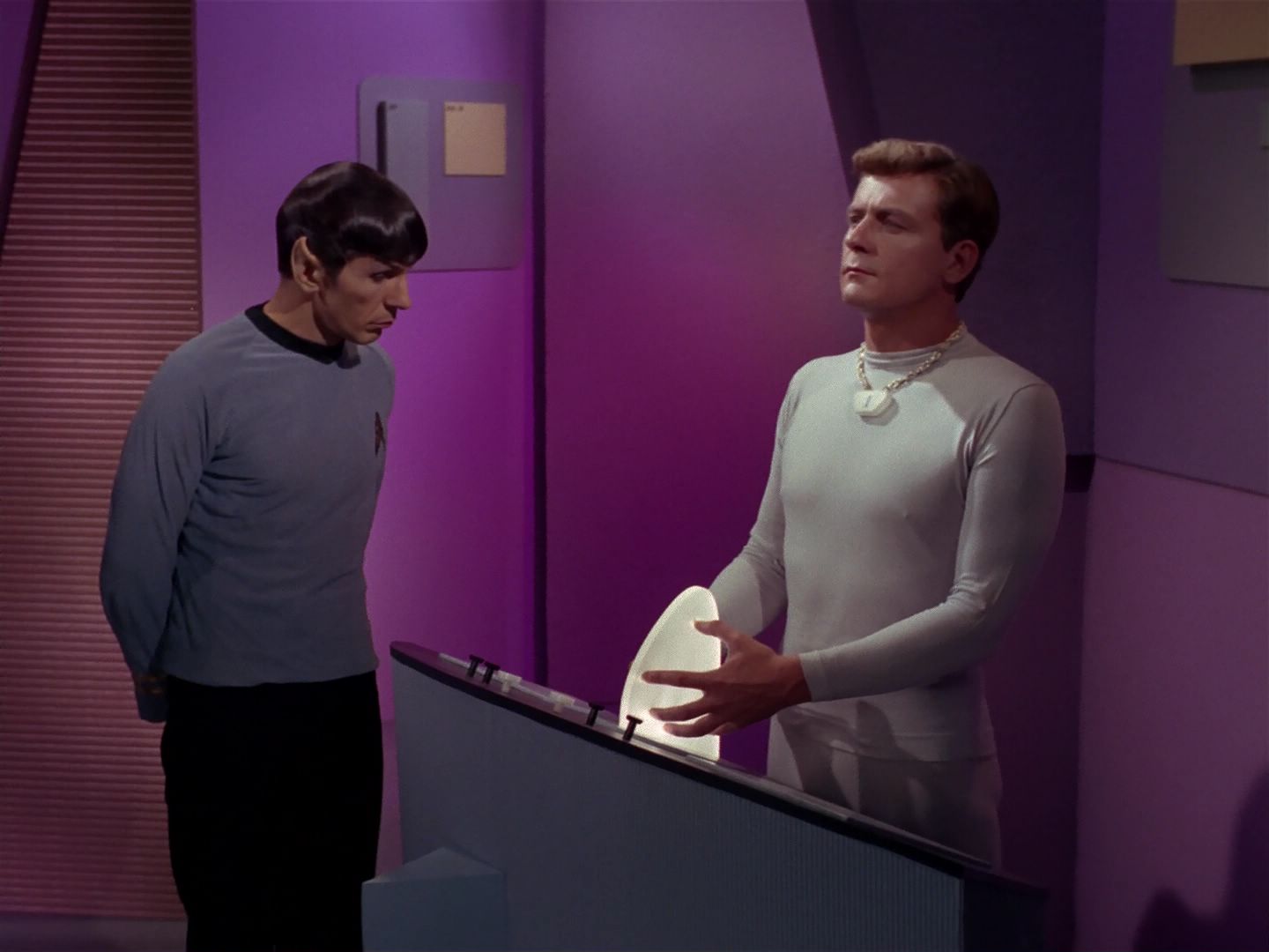 ariane179254_StarTrek_2x08_IMudd_1395.jpg
