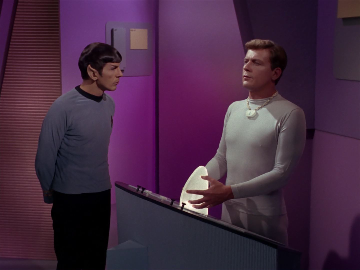 ariane179254_StarTrek_2x08_IMudd_1399.jpg