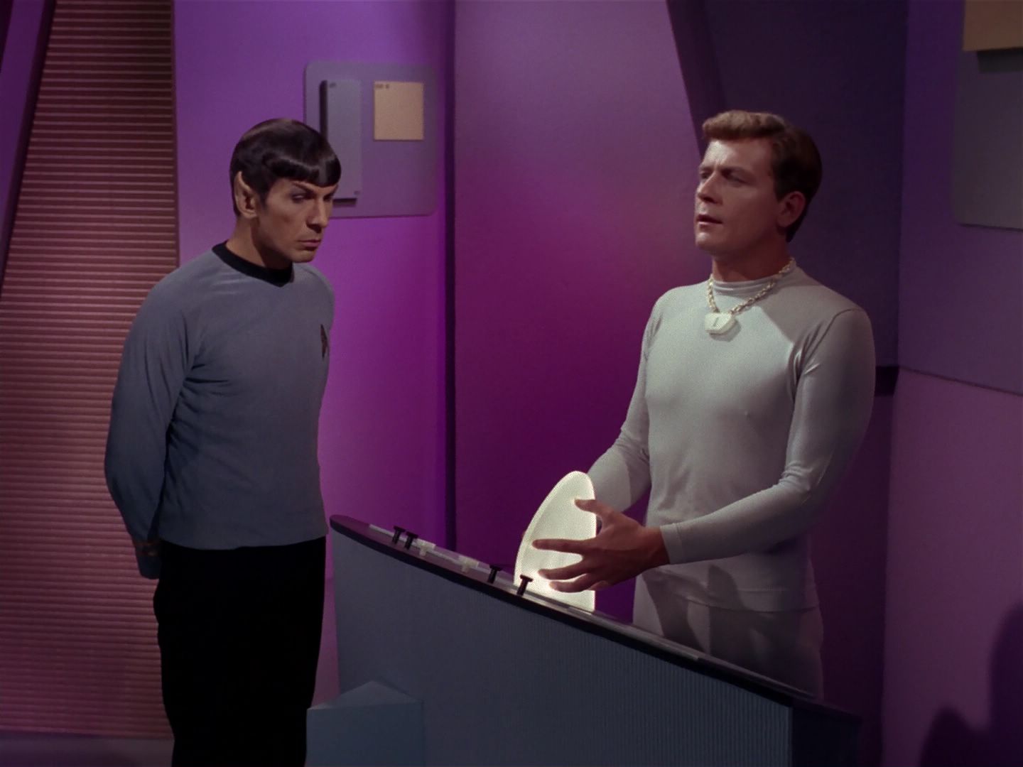 ariane179254_StarTrek_2x08_IMudd_1411.jpg
