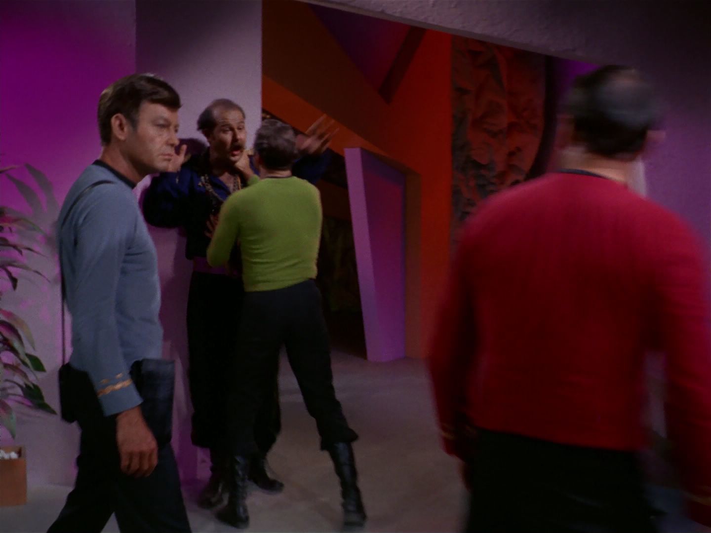 ariane179254_StarTrek_2x08_IMudd_1580.jpg
