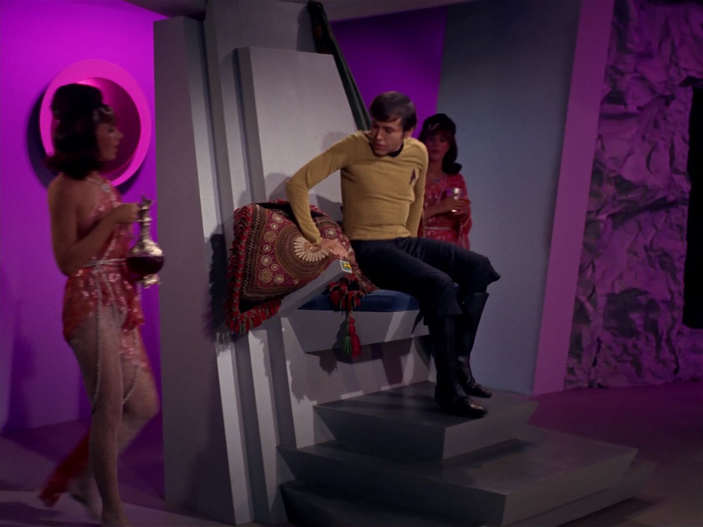 ariane179254_StarTrek_2x08_IMudd_1677.jpg