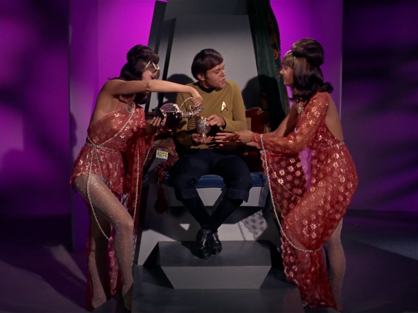 ariane179254_StarTrek_2x08_IMudd_1686.jpg