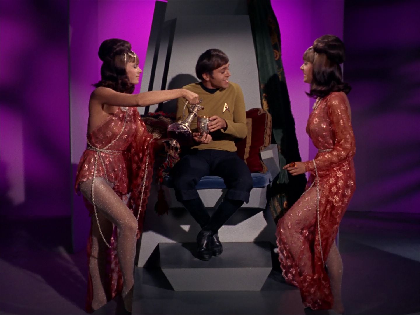 ariane179254_StarTrek_2x08_IMudd_1688.jpg