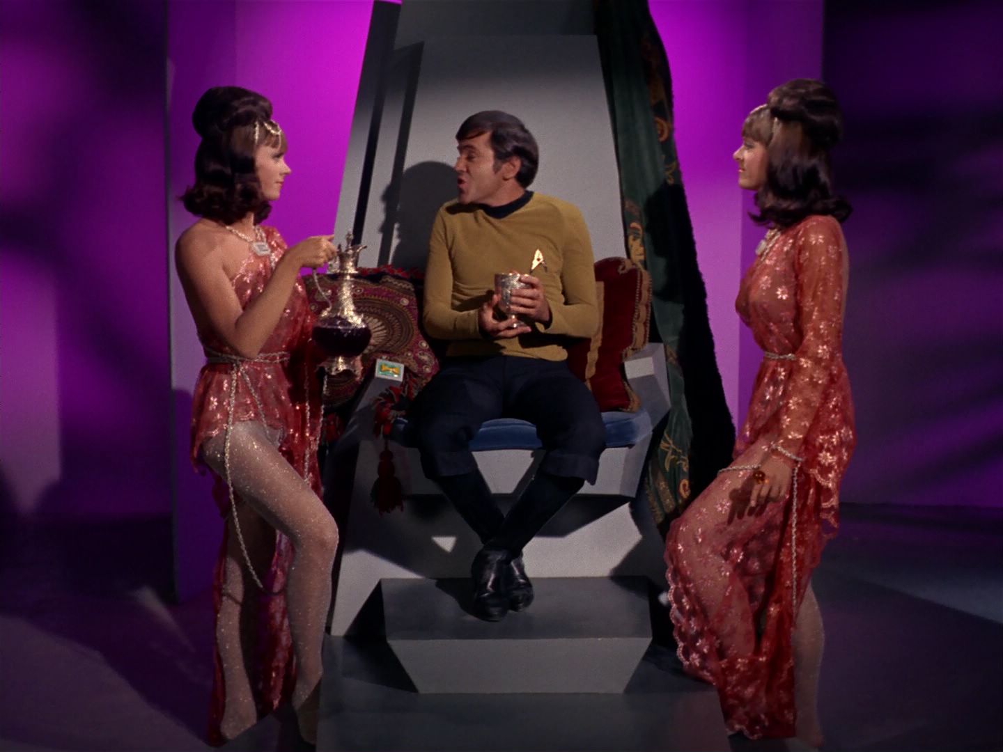 ariane179254_StarTrek_2x08_IMudd_1690.jpg
