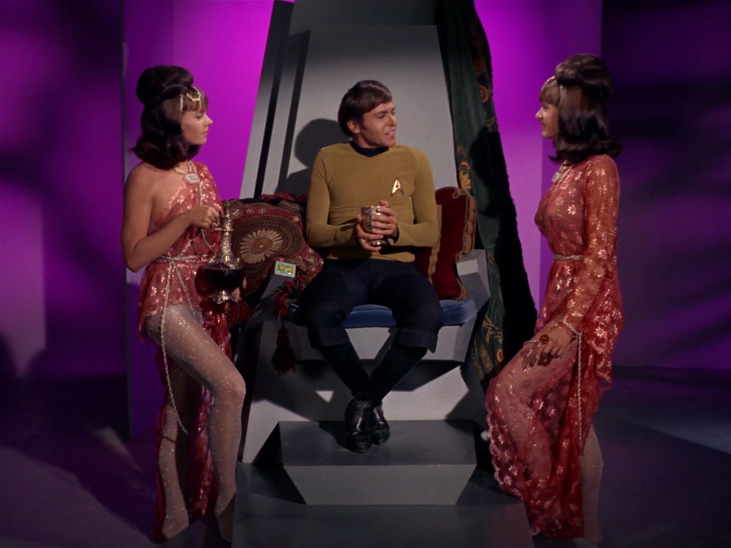 ariane179254_StarTrek_2x08_IMudd_1696.jpg