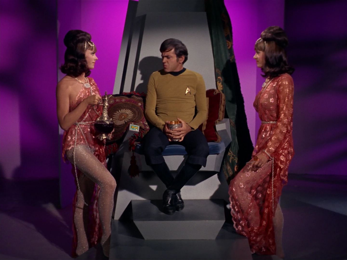 ariane179254_StarTrek_2x08_IMudd_1731.jpg